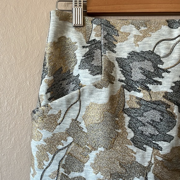 NWT BCBG MaxAzria Runway Rebekka Gray Abstract Leaf Metallic Print Midi Skirt 0 - Picture 2 of 16